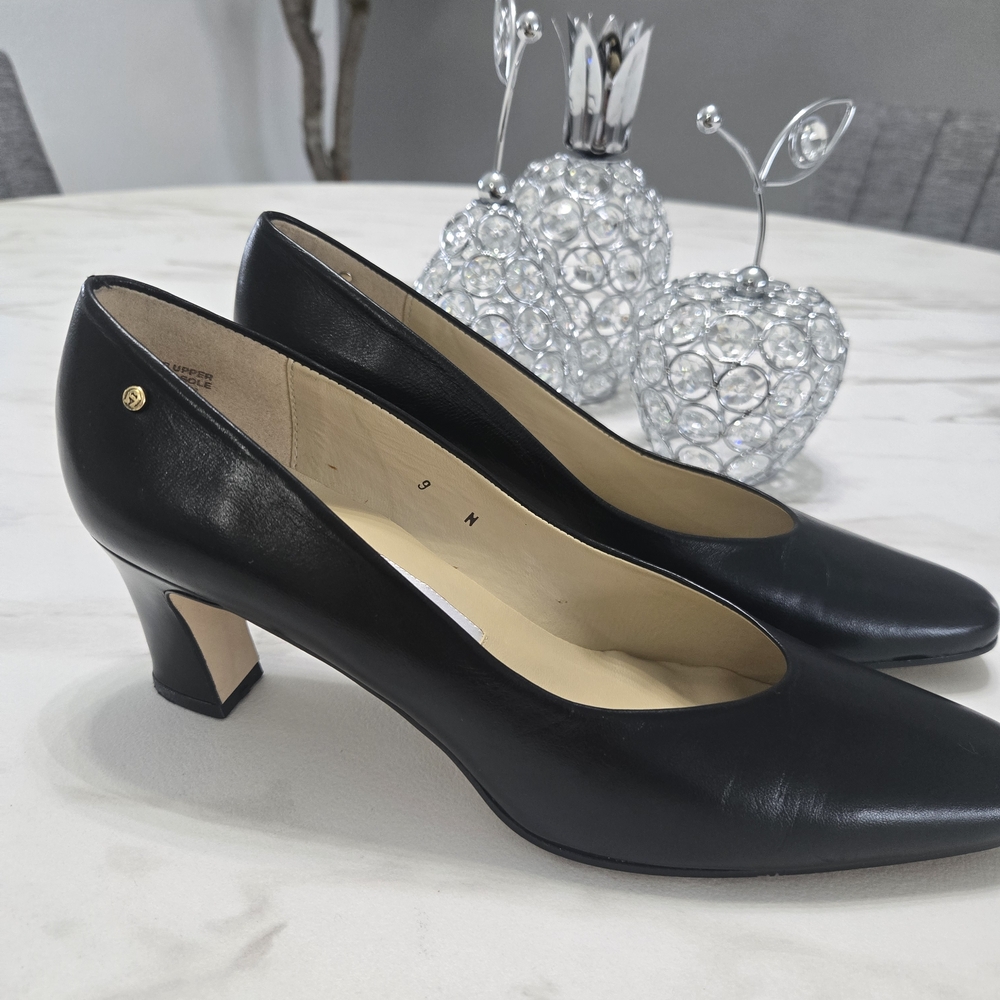 Etienne Aigner Black Leather Mid Heel Pumps